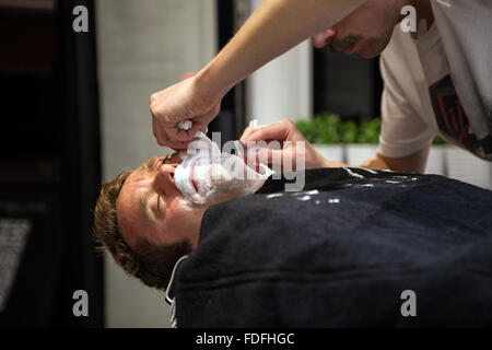 Avendo una barba a Londra Cut-Throat barbiere e salone, Peckham, Londra Foto Stock