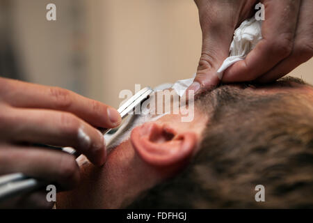 Avendo una barba a Londra Cut-Throat barbiere e salone, Peckham, Londra Foto Stock