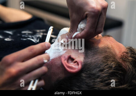 Avendo una barba a Londra Cut-Throat barbiere e salone, Peckham, Londra Foto Stock