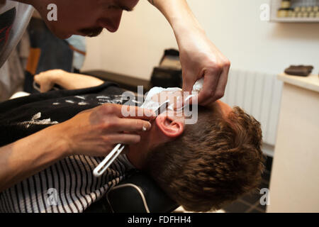 Avendo una barba a Londra Cut-Throat barbiere e salone, Peckham, Londra Foto Stock