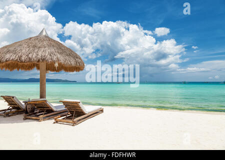 Sedie a sdraio su una bella spiaggia di Boracay, Filippine Foto Stock