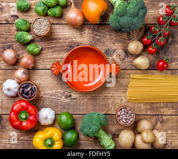 Sani e freschi di verdura biologica e ingredienti alimentari su sfondo di legno Foto Stock