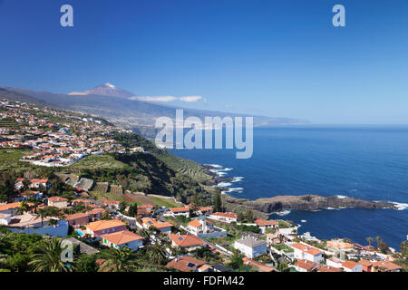 Vista da El Sauzal sulla costa settentrionale di Puerto de la Cruz, dietro il Teide, Tenerife, Isole Canarie, Spagna Foto Stock