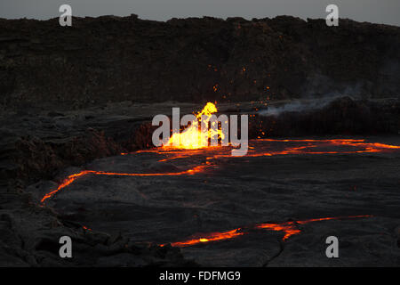 Una bolla di lava burst in corrispondenza del bordo del cratere del vulcano Erta Ale in Etiopia Foto Stock