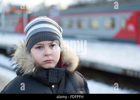 Teen boy sulla piattaforma del treno sullo sfondo Foto Stock