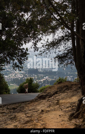 Vista dalla collina di Entoto road oltre ad Addis Abeba, Etiopia Foto Stock