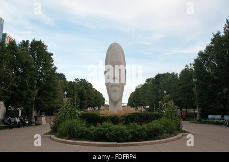 Chicago, Illinois, Stati Uniti d'America: vista della scultura 1004 ritratti dell'artista spagnolo Jaume da Plensa a al Millennium Park Foto Stock