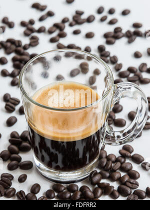 Hot Shot espresso con morbida crema in vetro trasparente, selezionare la messa a fuoco. Foto Stock