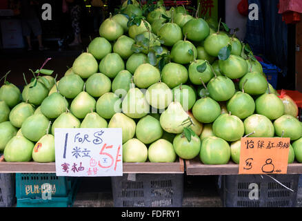 Pila di pomelo, un frutto della prosperità dato e mangiato durante il Nuovo Anno Cinese, Chinatown Street Market, Singapore Foto Stock