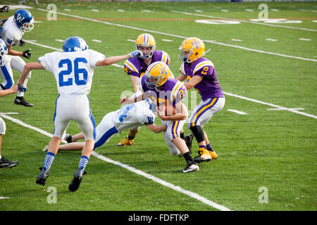 Junior gamma del gioco del calcio con ragazzo età 16 in esecuzione con la palla. Woodbury VS Cretin-Derham Hall alta. St Paul Minnesota MN USA Foto Stock