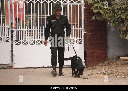 Dacca in Bangladesh. 31 gennaio, 2016. Sicurezza del Bangladesh funzionari delle elite force battaglione rapida azione (RAB) controllare il terreno di fronte a un libro in stallo con rivelatori di metalli e cani addestrati in Bangla Academy Book Fair locali a Dhaka, nel Bangladesh © Suvra Kanti Das/ZUMA filo/Alamy Live News Foto Stock