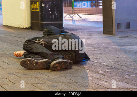 Senzatetto uomo dorme sul marciapiede in Sheffield Foto Stock