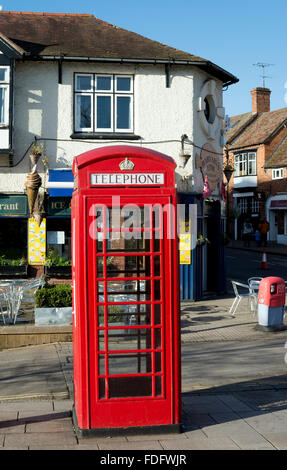 Tradizionale in rosso nella casella Telefono, Waterside, Stratford-upon-Avon, Regno Unito Foto Stock