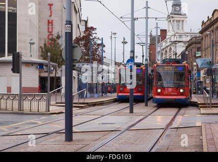 I tram nel centro della città di Sheffield Foto Stock