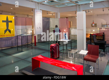 Interno con arredamento contemporaneo nel Design Museum Gent nella città di Gand, Fiandre Orientali, Belgio Foto Stock