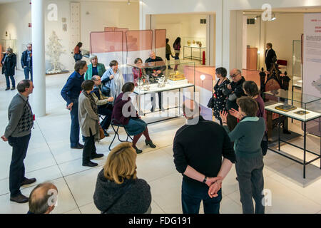 Visitatori durante la visita guidata al Museo del Design di Gent nella città di Gand, Fiandre Orientali, Belgio Foto Stock