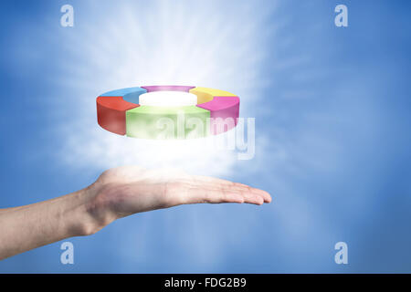 Stretta di mano che tiene il grafico a torta di Palm Foto Stock