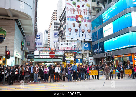 HONG KONG - Mar 10, si tratta di una strada molto trafficata con molte persone che attraversa la strada in Mongkok, Hong Kong il 10 marzo, 2012. Foto Stock