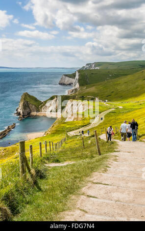 Escursionista sulla passeggiata costiera al 'Durdle porta' nelle vicinanze Lulworth, Dorset, Sud Inghilterra, Regno Unito Foto Stock