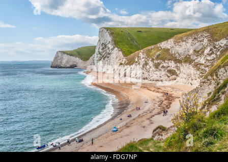 Spiaggia presso la "Porta urdle' Cliff formazione nelle vicinanze Lulworth, Dorset, l'Inghilterra del sud. Foto Stock