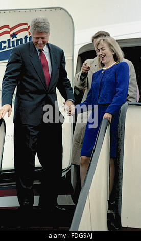 Baton Rouge, Louisiana, USA il 16 Ottobre,1992 candidato presidenziale Arkansas Governor William Clinton (D-AR) e il suo compagno di corsa il senatore Albert Gore Jr (D-TN) insieme con le loro mogli Hillary Clinton e il ribaltatore Gore wave dalla porta del loro piano di campagna dopo che arrivano a Baton Rouge Louisiana. Credito: Mark Reinstein Foto Stock