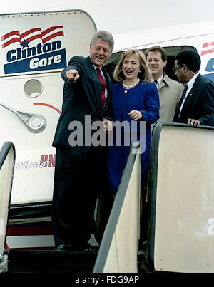 Baton Rouge, Louisiana, Stati Uniti d'America, 16 ottobre 1992 il candidato presidenziale Arkansas Governor William Clinton (D-AR) e il suo compagno di corsa il senatore Albert Gore Jr (D-TN) insieme con le loro mogli Hillary Clinton e il ribaltatore Gore wave dalla porta del loro piano di campagna dopo che arrivano a Baton Rouge Louisiana. Credito: Mark Reinstein Foto Stock