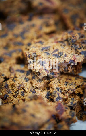 Torta di alimentare il budino sopra la scheda torta di pane celebrazione di Natale Natale torta alla frutta agrumi close-up del blocco di taglio il taglio Foto Stock