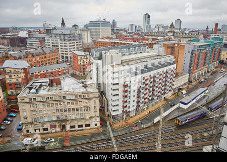 Rampa settentrionale sprinter treno lascia Manchester Oxford Road per eseguire in parallelo con Whitworth Street viaggiare i viaggiatori che viaggiano t Foto Stock