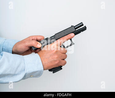 L'uomo ricarica la pistola Foto Stock