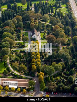 Vista aerea, viale alberato in un cimitero, cappella del cimitero, autunno rinascita nel cimitero Talstraße Bahnhofstrasse, Velbert, Foto Stock