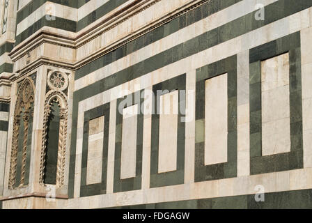 Il Duomo di Firenze - dettaglio dalla facciata ovest Foto Stock