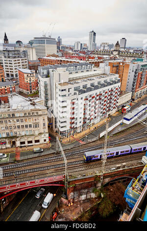 Manchester locali Nord Rail service lascia Manchester Oxford Road stazione ferroviaria in un giorno di pioggia pioggia con tempo umido le vie hi Foto Stock