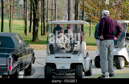 Little Rock, Arkansas, 7 novembre, 1992 President-Elect William Clinton gioca a golf in corso a Little Rock giorni dopo aver vinto le elezioni. Clinton si siede in un golf cart per sommare il suo punteggio dopo la riproduzione di un 18 round con Webster Hubbell Credito: Mark Reinstein Foto Stock