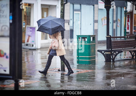 Hyde centro città storicamente nel Cheshire è una città in Greater Manchester, Inghilterra Meteo bagnato dalla pioggia doccia di pioggia verso il basso pour Foto Stock