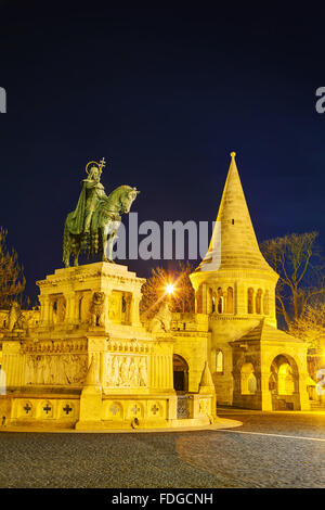 Bastione del Pescatore con st Istvan monumento a Budapest, in Ungheria di notte Foto Stock