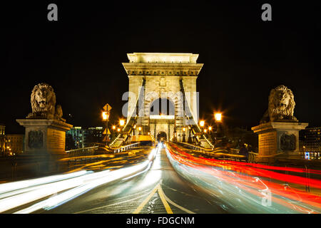 Il Ponte delle catene di Szechenyi a Budapest, in Ungheria di notte Foto Stock