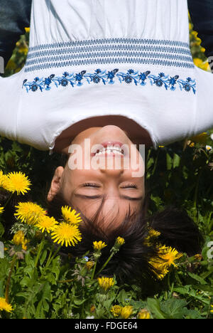 Ragazza appeso a testa in giù durante la riproduzione Foto Stock