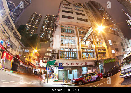 HONG KONG - Jan 27, Hong Kong downtown di notte in Tsuen Wan, Hong Kong il 27 gennaio, 2012. Foto Stock