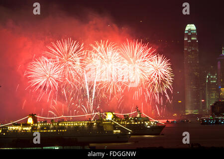 HONG KONG - Jan 24, capodanno nuovo anno lunare fuochi d'artificio lungo il Victoria Harbour a Hong Kong il 24 gennaio, 2012. Foto Stock
