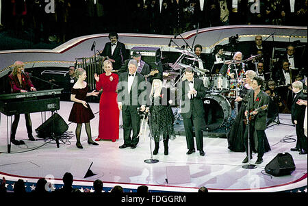 Landover, Maryland, USA, 19 gennaio, 1993 Stevie Nicks e Fleetwood Mac sono uniti sul palco da Clintons e fusi a President-Elect William Jefferson Clinton galà inaugurale. Credito: Mark Reinstein Foto Stock