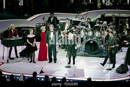Landover, Maryland, USA, 19 gennaio, 1993 Stevie Nicks e Fleetwood Mac sono uniti sul palco da Clintons e fusi a President-Elect William Jefferson Clinton galà inaugurale. Credito: Mark Reinstein Foto Stock