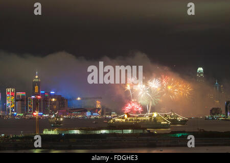 Il nuovo anno lunare fuochi d'artificio lungo il Victoria Harbour in Hong Kong Foto Stock