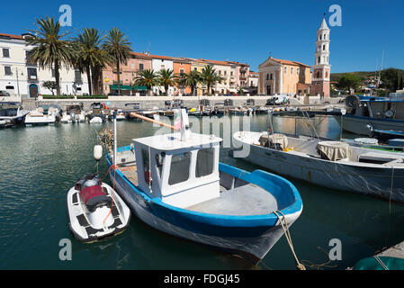 Pesca e barche a motore nel pittoresco porto di Scario sulla costa del Mar Mediterraneo nel Cilento, Campania, Italia Foto Stock
