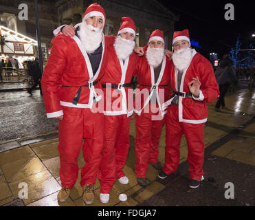 Festaioli hanno ottenere il Princess Street come parte dell'Hogmanay celebrazioni per i 2016 a Edimburgo che offre: Partito frequentatori dove: Edimburgo, Regno Unito quando: 31 Dic 2015 Foto Stock