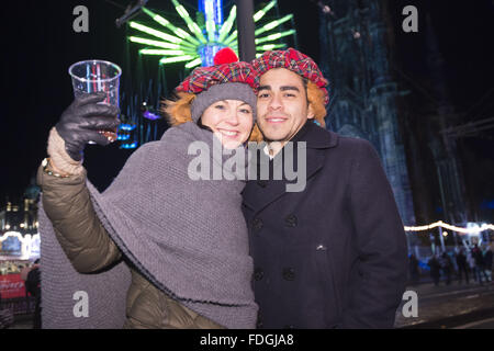 Festaioli hanno ottenere il Princess Street come parte dell'Hogmanay celebrazioni per i 2016 a Edimburgo che offre: Partito frequentatori dove: Edimburgo, Regno Unito quando: 31 Dic 2015 Foto Stock