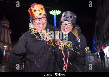 Festaioli hanno ottenere il Princess Street come parte dell'Hogmanay celebrazioni per i 2016 a Edimburgo che offre: Partito frequentatori dove: Edimburgo, Regno Unito quando: 31 Dic 2015 Foto Stock