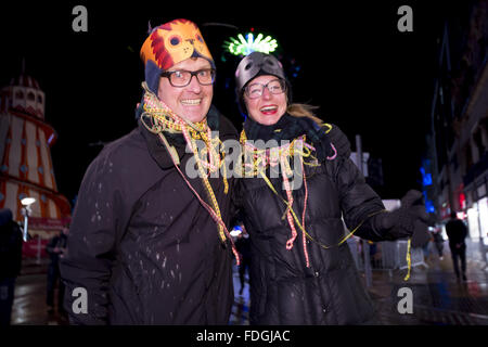 Festaioli hanno ottenere il Princess Street come parte dell'Hogmanay celebrazioni per i 2016 a Edimburgo che offre: Partito frequentatori dove: Edimburgo, Regno Unito quando: 31 Dic 2015 Foto Stock