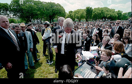Washington, DC, Stati Uniti d'America, 15 maggio 1995 il presidente William Clinton assiste l annuale Police Memorial su Capitol Hill. Credito: Mark Reinstein Foto Stock