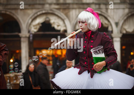 Donna in abiti di carnevale fare bolle di sapone Foto Stock