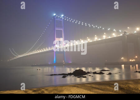 Tsing Ma Bridge a Hong Kong durante la notte Foto Stock